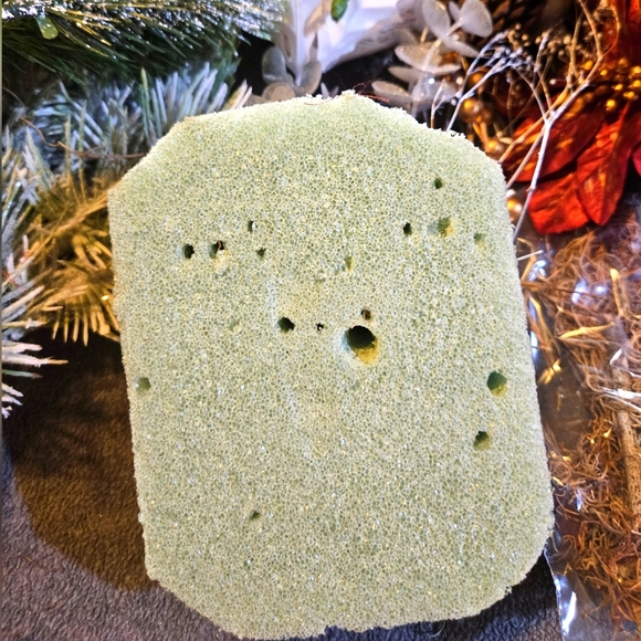 Holiday Craft Supplies Featuring Silk Flowers, Pine Cones And More - Picture 6 of 12